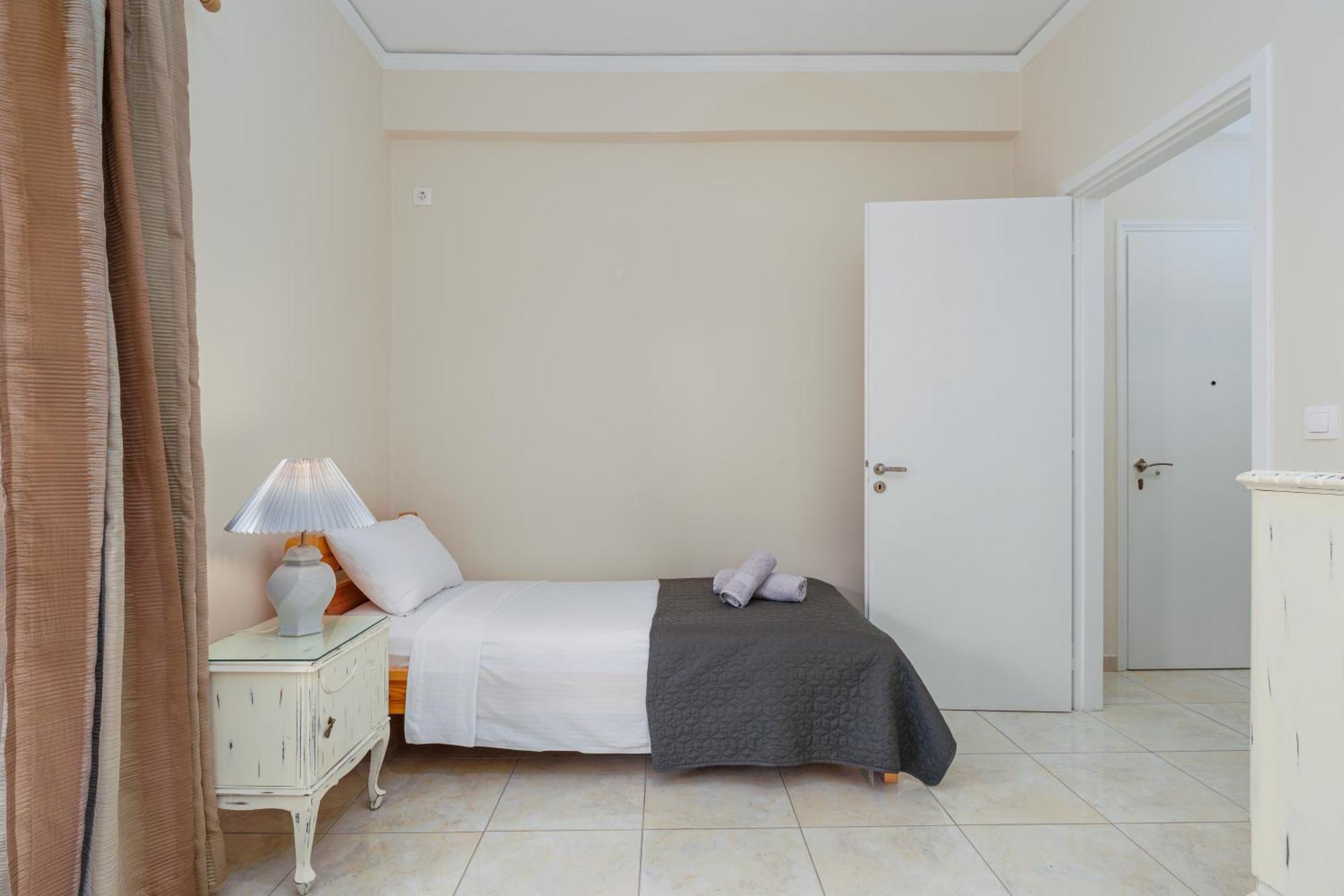 Nostos Apartment, With A Spacious Backyard Loútsa Exterior foto